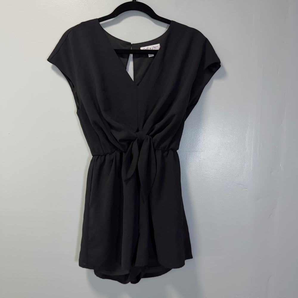 She + Sky Black Tie Front V-Neck Romper Small Womens Short Sleeve Open Back